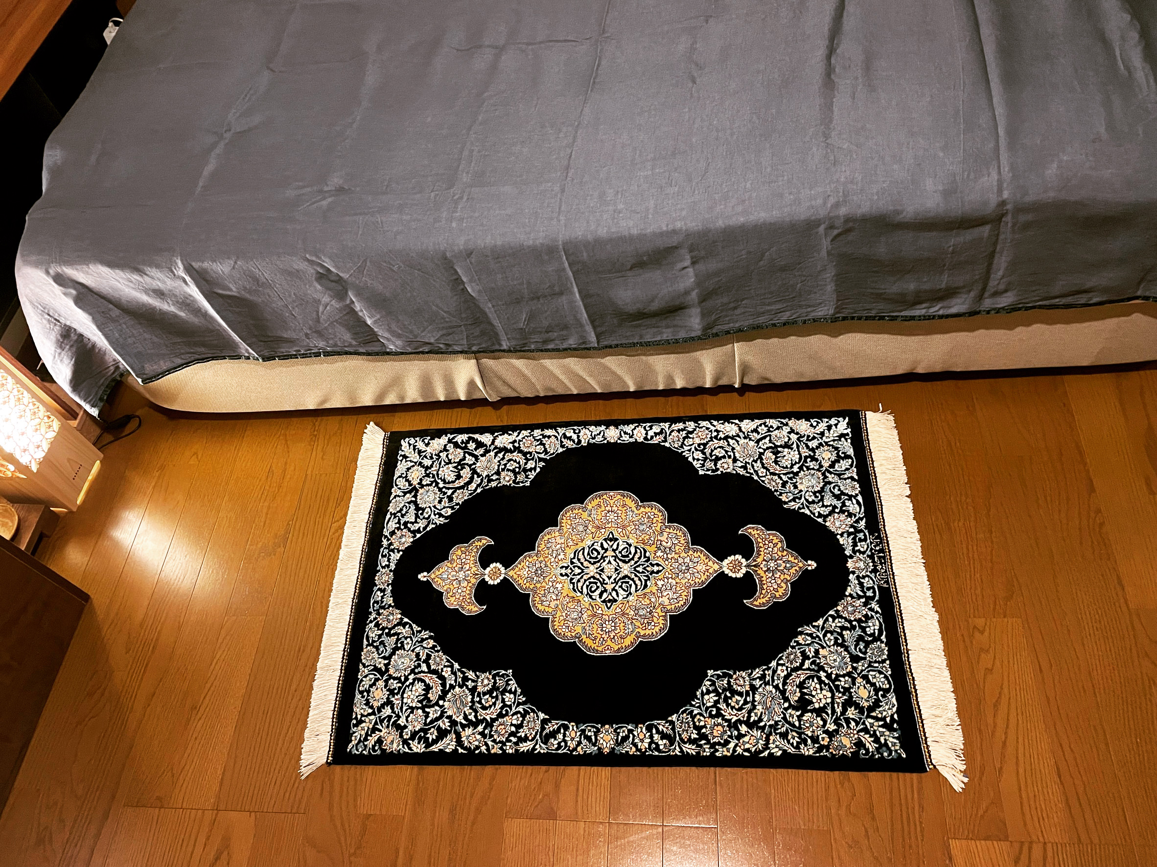 ペルシャ絨毯　クム産　サデギザデ工房　87cm×61cm