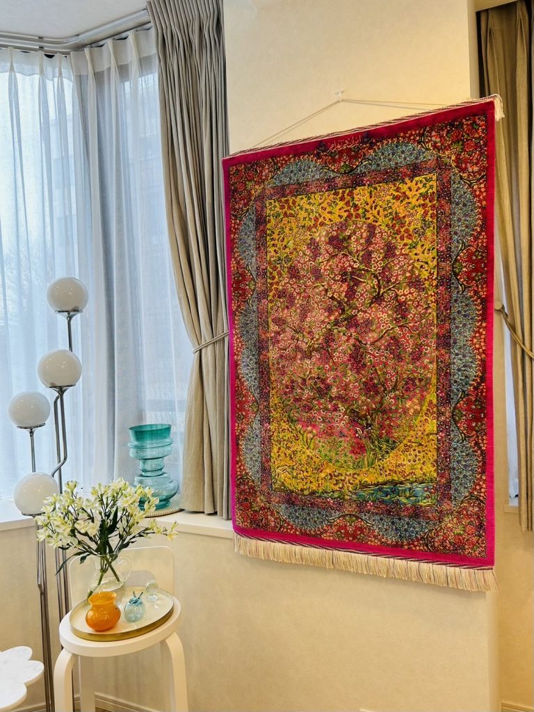 ペルシャ絨毯　クム産　バハラム工房　タペストリー加工　121cm×79cm